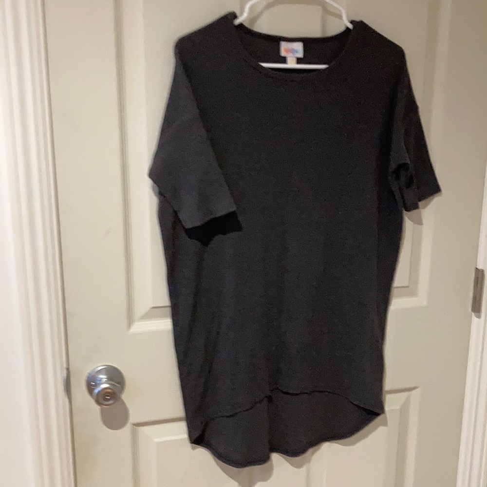 Long, comfortable grey shirt with ribbed stitching